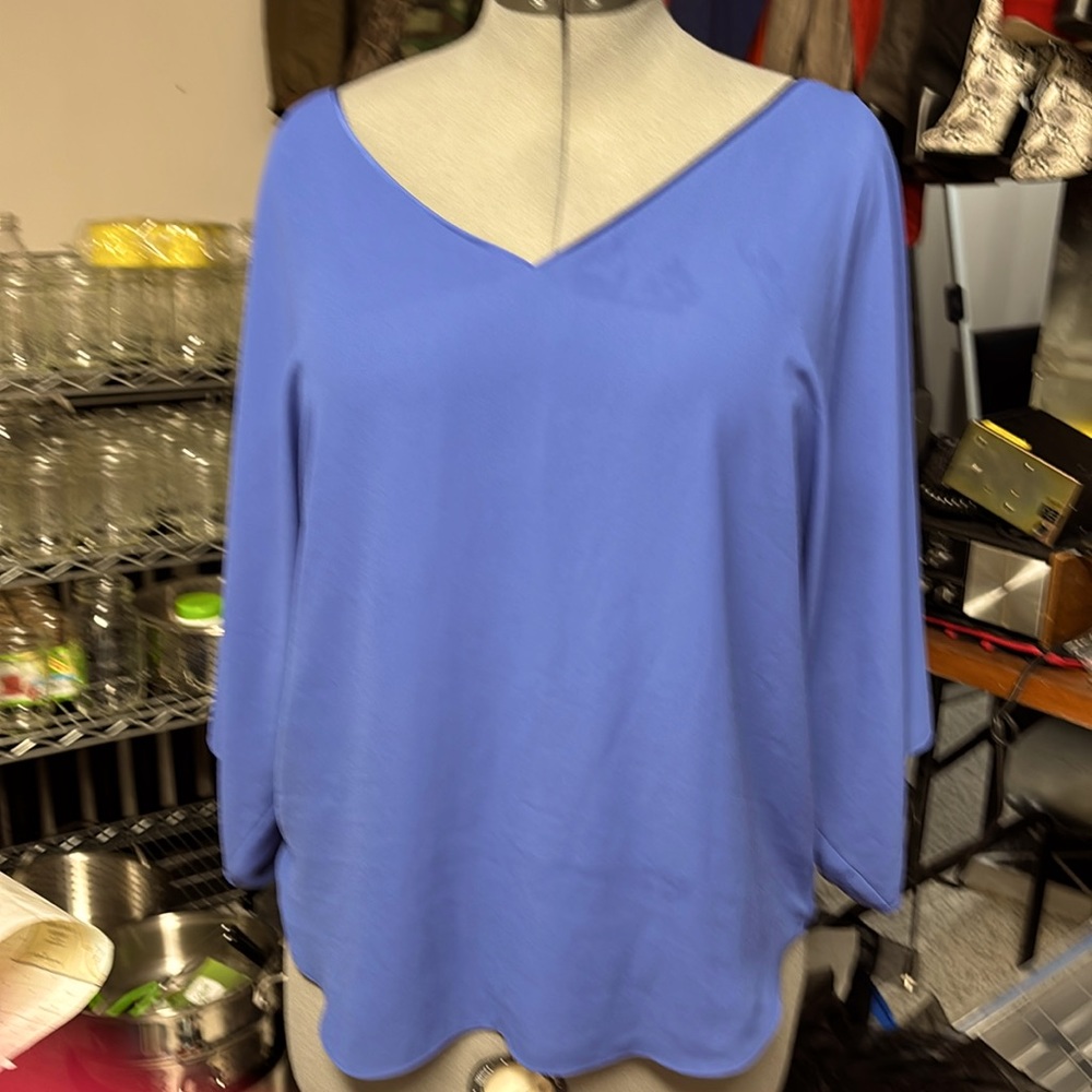 Cute White House black market top with cute detail in the back